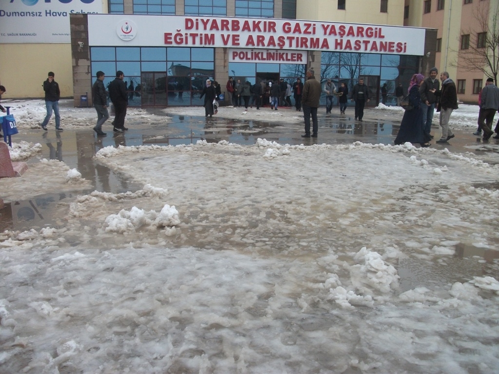 Hastane çalışanlarından maaş eylemi